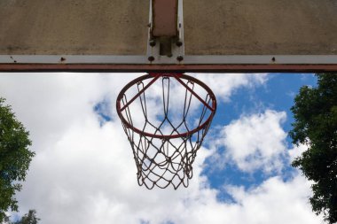 Basketbol potası beyaz bulutlu mavi gökyüzüne karşı. Yakın plan..