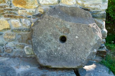 Tahıl öğütmek için eski taş değirmeni. Taş zeminde taş değirmeni.