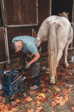 Ahırda At Nallayan Savaşçı