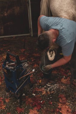 Ahırda At Nallayan Savaşçı