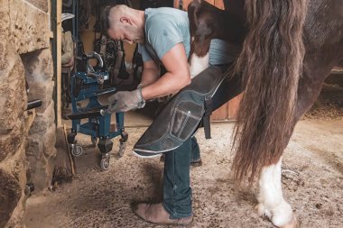 Ahırda At Nallayan Savaşçı