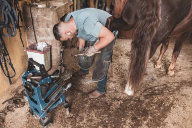 Ahırda At Nallayan Savaşçı