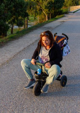 Yazın parkta pusetli bir kız..