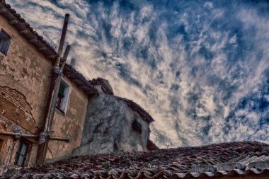 HDR fotoğraf tekniğinde Moody Sky 'ın Altında Tarihi Çatı