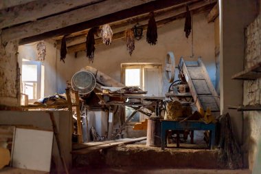 Düzensiz ve eskimiş bir sanatçının stüdyosu. Dağınık çalışma alanına yumuşak doğal ışık saçan bir tavan penceresi tarafından aydınlatılmış..
