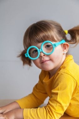 Uzatılmış bilgisayar kullanımından kaynaklanan görme sorunları gelişmekte olan sarı çocuk.