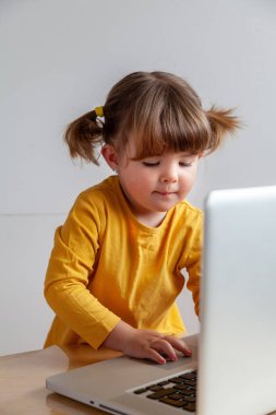 Bilgisayar ekranında sarı keşif teknolojisi içinde sevimli bir çocuk..