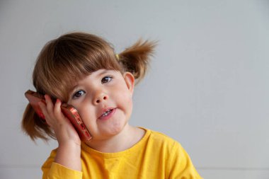 Oyuncu çocuk, profesyonel alanda arama yapıyormuş gibi yapıyor.