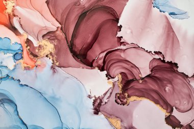 Metalik altından nehirler, yumuşak ve cesur tonlarda canlı etkileşimlerle örülür. Doğada hareketlilik ve denge, akışkan mürekkep tekniğiyle kusursuz geçişler yaratmak için yapılmış zengin doku.