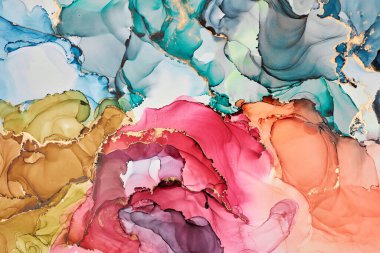 Şeffaf renk dalgaları soyut sanatta parıldayan altın aksanlarla buluşur, sıvı şekiller dinamik bir manzara yaratır. Sıvı mürekkep tekniği derinlik ve hareket yaratır, hem spontane hem de rafine.