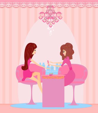 Güzellik salonunda manikür yapan bir kadın.