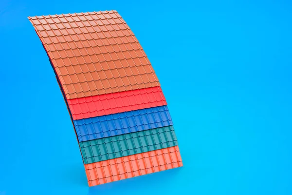 Kleur Metalen Dak Tegels Rendering Geïsoleerd Blauwe Achtergrond — Stockfoto