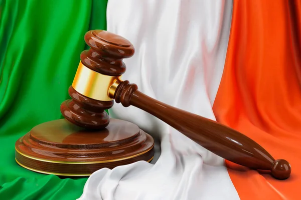 アイルランドの法律と正義の概念 アイルランドの旗の上に木製の砂利 3Dレンダリング — ストック写真