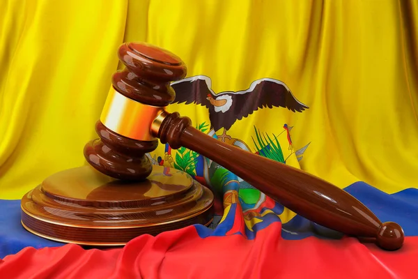 エクアドルの法律と正義の概念 エクアドルの旗の上に木製の砂利 3Dレンダリング — ストック写真