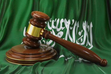 Suudi Arabistan hukuku ve adalet kavramı. Suudi Arabistan bayrağı üzerinde ahşap tokmak, 3D görüntüleme