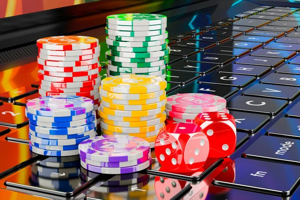 Würfel Und Casino Token Auf Der Laptop Tastatur Online Glücksspiel lizenzfreie Stockfotos