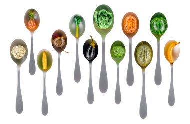 Farklı sebze ve meyveli kaşıklar, beyaz arka planda 3 boyutlu görüntüleme.