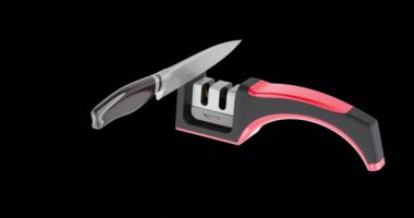 Mutfak 2. Sahne Bıçak Keskinleştiricisi, aşçı bıçağı, kusursuz bir şekilde çevrilebilir animasyon. Şeffaf arkaplanda 3B görüntüleme izole edildi