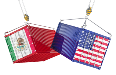 Birleşik Devletler Meksika ile ticaret savaşı, kavram. Vinç kancalarında Amerikan ve Meksika bayrakları olan kargo konteynırları. Şeffaf arkaplanda 3B görüntüleme izole edildi