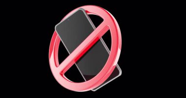 Kırmızı bir işaretin içindeki akıllı telefon, rotasyon animasyonu, kusursuz bir şekilde çevrilebilir. Şeffaf arkaplanda 3B görüntüleme izole edildi