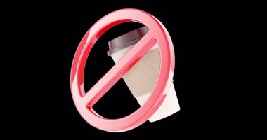 Kırmızı bir işaret levhasının içinde tek kullanımlık kahve fincanı, döndürme animasyonu, kusursuz bir şekilde çevrilebilir. Şeffaf arkaplanda 3B görüntüleme izole edildi