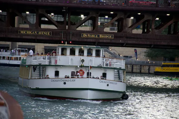 Chicago Nehri, DuSable köprüsünde.