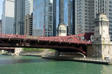 La Salle köprüsü ve Chicago nehri Chicago gökdelenleriyle