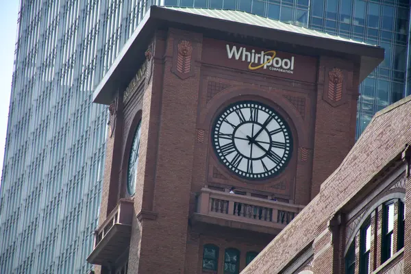 Girdap saati Chicago Nehri boyunca Merchandise Mart 'ın yanında duruyor.