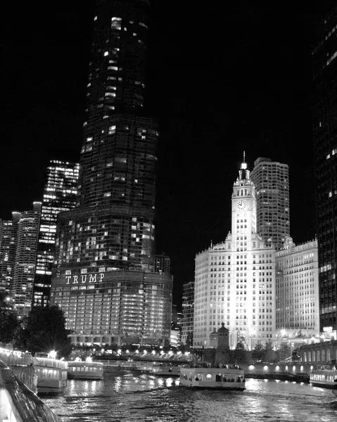 Wrigley Binası Trump Kulesi Gece aydınlandı