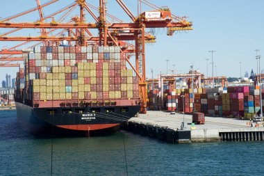 Kanada, Vancouover Limanı 'ndaki konteynırları yüklemek için yükleme vinçleri yerleştirildi.