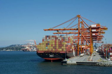 Kanada, Vancouover Limanı 'ndaki konteynırları yüklemek için yükleme vinçleri yerleştirildi.