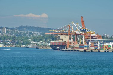 Konteyner gemisi Vancouver limanında boşaltılmayı bekliyor.