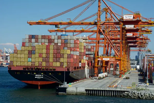 Kanada, Vancouover Limanı 'ndaki konteynırları yüklemek için yükleme vinçleri yerleştirildi.