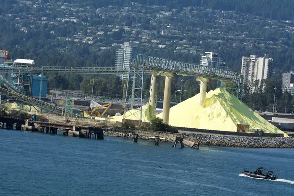 Vancouver Sülfür açıkça görülebilen bir kükürt yığını ve arka planda dağlarla çalışır.