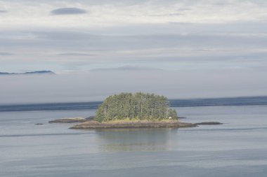  Alaska 'nın iç geçidi, Kraliçe Charlotte Sound' u, sabah ışığında, arka planda dağların güzel bir siluetiyle.