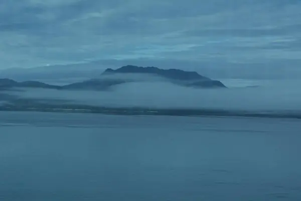  Alaska 'nın iç geçidi, Kraliçe Charlotte Sound' u, sabah ışığında, arka planda dağların güzel bir siluetiyle.