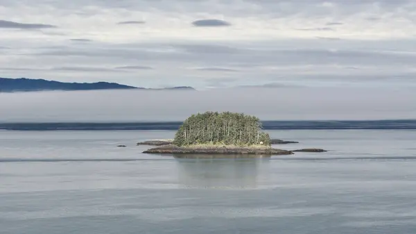  Alaska 'nın iç geçidi, Kraliçe Charlotte Sound' u, sabah ışığında, arka planda dağların güzel bir siluetiyle.