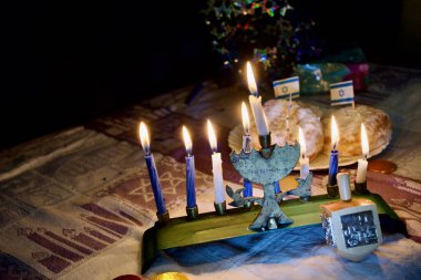 İsrail bayraklarıyla Hanuka 'nın sekizinci gecesi için aydınlatılmış bir menora. 