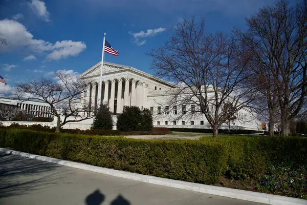 Kongre kütüphanesi güzel bir bahar gününde resmedildi.