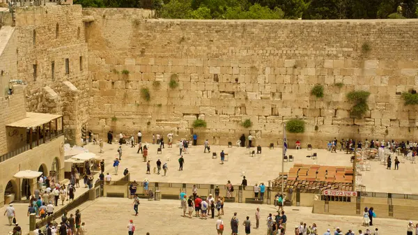 Kudüs 'ün batı duvarı öğle vakti resmedildi. 