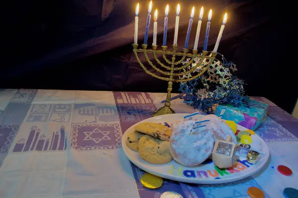 Hanuka 'nın sekizinci gecesinde bir menora. 
