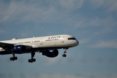 Tekerlekli bir iniş için gelen ticari bir Delta jet uçağı.