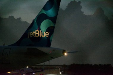 Mavi jet, yatay dengeleyicisiyle açık mavi logo ile aydınlatılıyor.