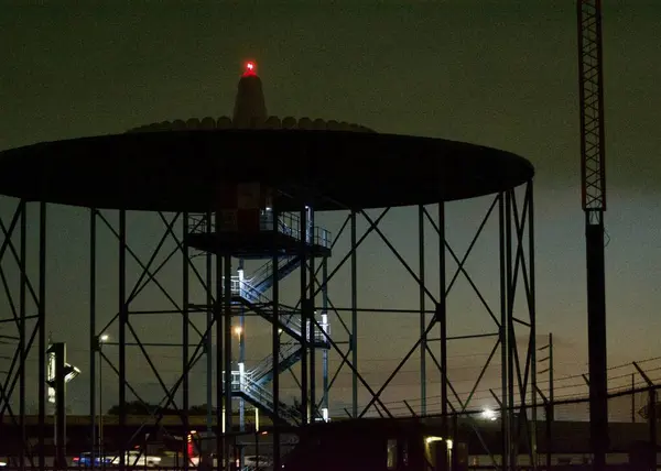 Günbatımında yoğun bir ticari havaalanında radar kulesi.