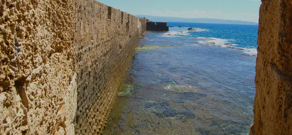 Akko İsrail 'deki deniz duvarının bir kısmı uyuşturucu satıcıları tarafından başlatıldı ve Osmanlı döneminde sona erdi..
