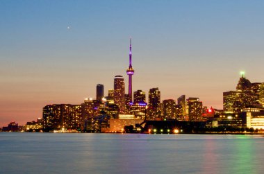 Toronto Skyline 'ın gece görüntüsü merkez adalardan alındı. İç Liman' ın yansımalarını gösteriyor. 