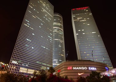 Tel Aviv 'deki Azrieli Merkezi' nin gece çekimi.