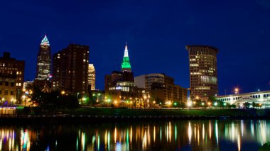Cuyahoga nehri boyunca uzanan Detroit-Superior köprüsü ile birlikte Cleveland 'daki Terminal Kulesi' nin gece gökyüzü manzarası.