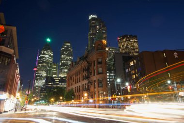 Toronto geceleri düz ütü binası ve ışık huzmeleri de dahil olmak üzere ufuk çizgisi 