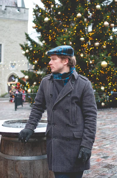 Красивый Молодой Человек Сером Пальто Шотландском Твидовом Колпаке Тартановом Шарфе Лицензионные Стоковые Фото